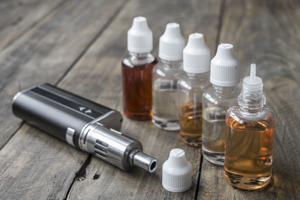 e-cigarette and refill bottles (Photo Credit: librakv / Fotolia)