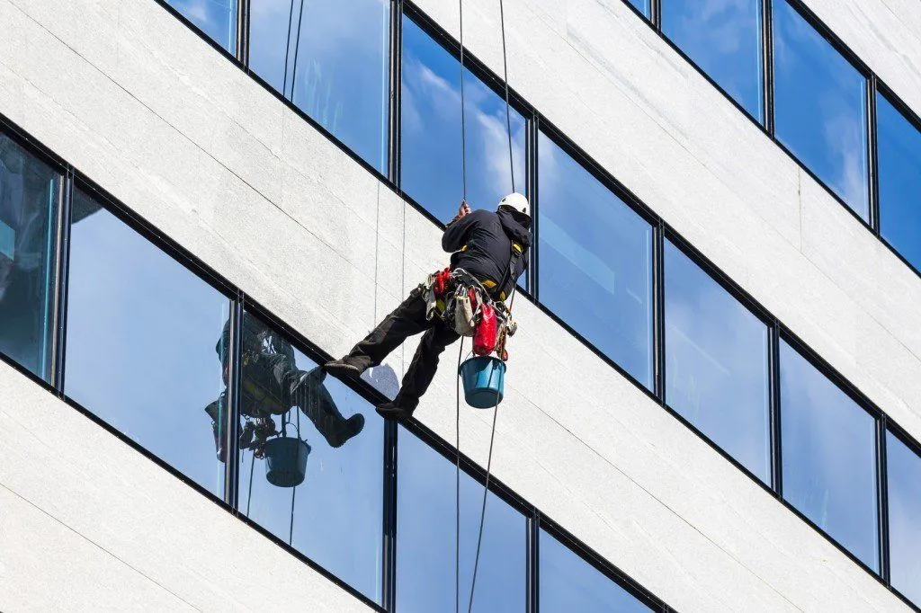 How Do Skyscraper Windows Get Clean?