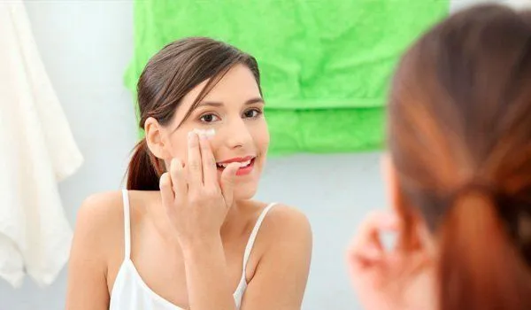 How Does A Skin Lotion (Moisturizer) Work?