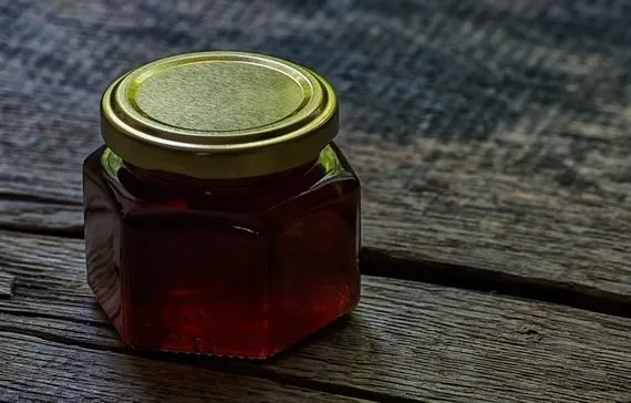 The metal lid expands faster than the glass jar (Image source: Pixabay)