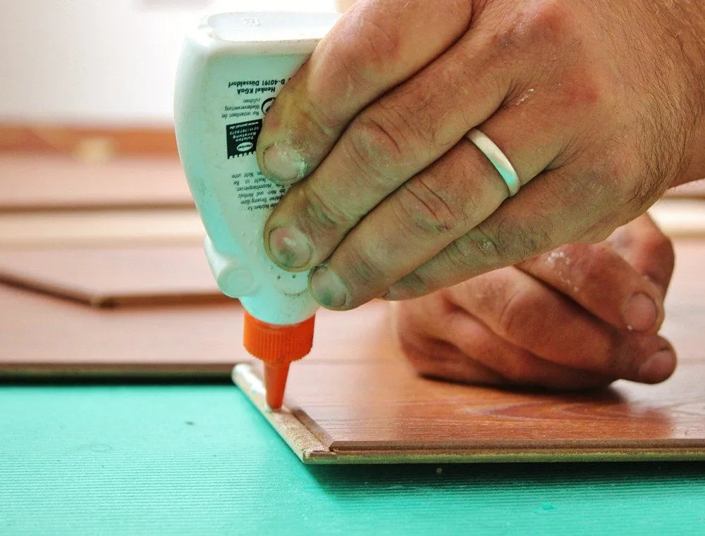 Why Doesn't Glue Stick To The Inside Of The Bottle It's Packed In?