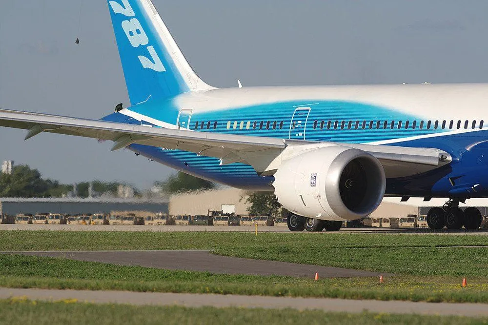 Airplane Rolls-Royce Trent 1000 turbofan powering a Boeing 787 Dreamliner testflight