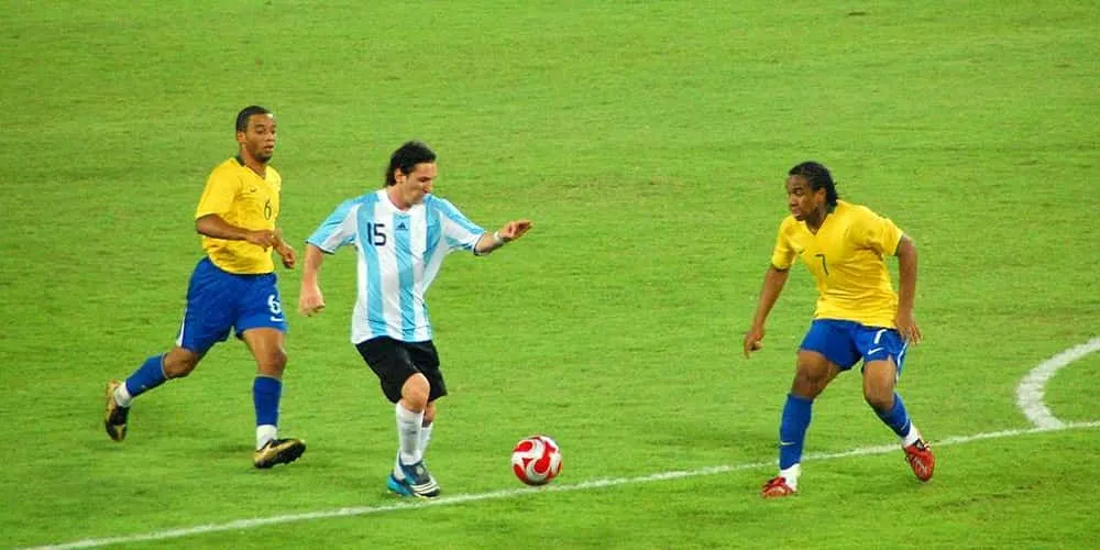 Messi dribbling Messi olympics-soccer-7