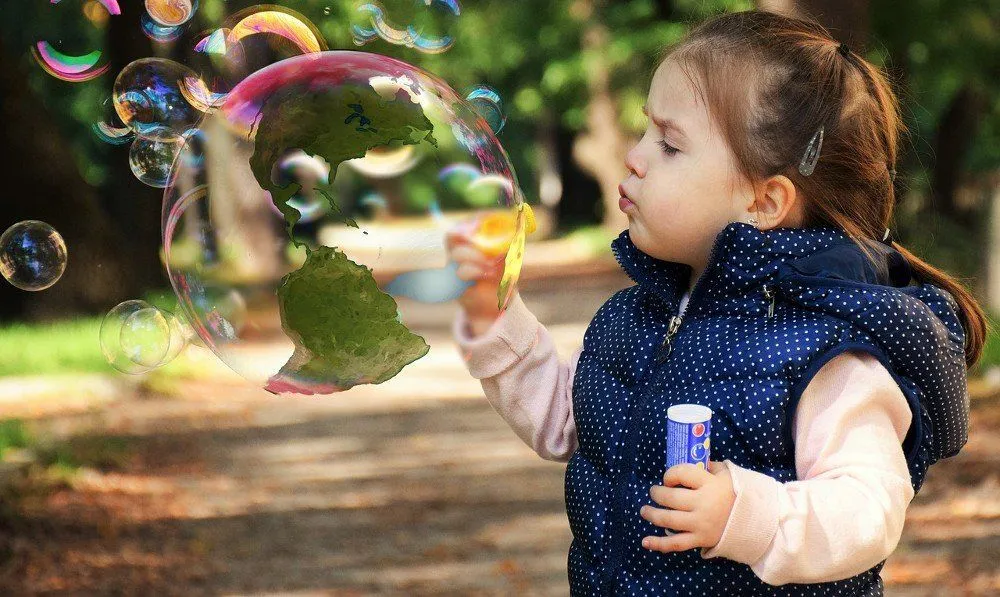 Child soap bubble globe america