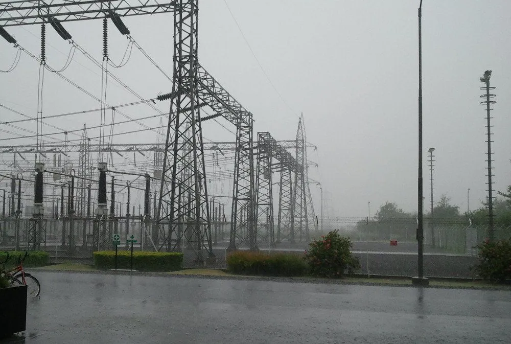 Why Don't Power Lines And Towers Short-Circuit During Rains?