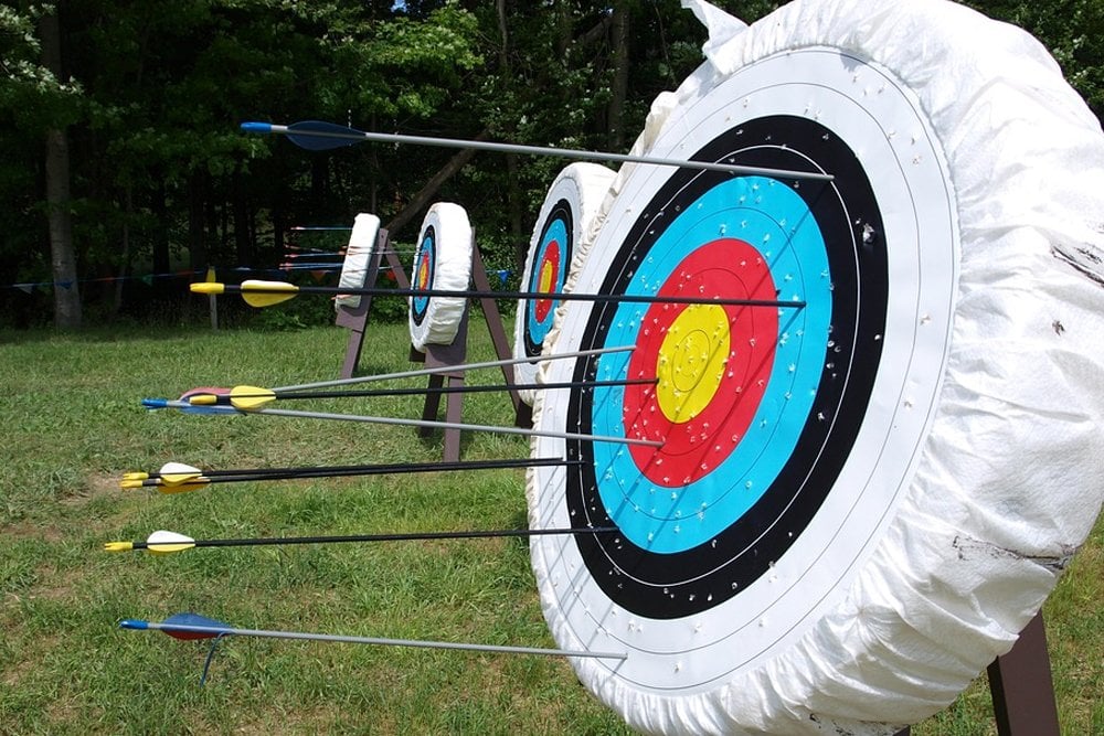 target aim arrows bow quiver