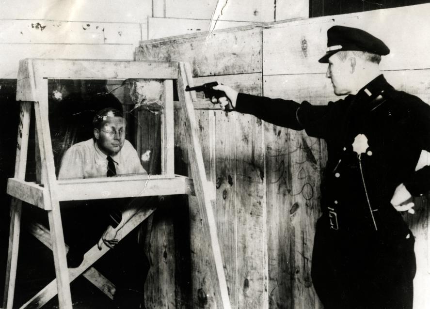  Bulletproof glass demonstration, New York