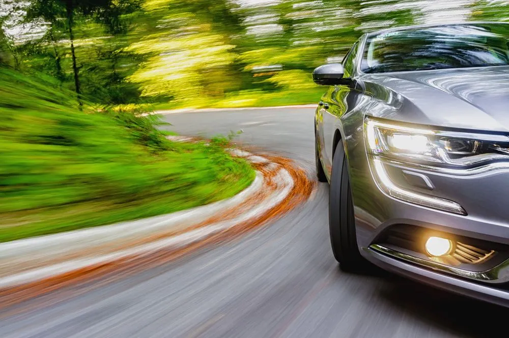 Generic car driving in a curve - Image(supergenijalac)s