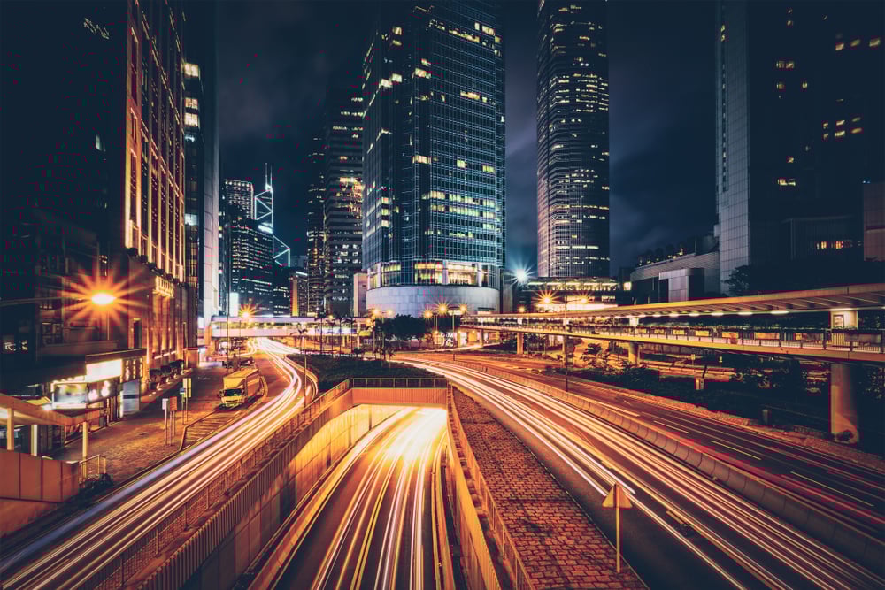 Street traffic in Hong Kong at night( Dmitry Rukhlenko)S