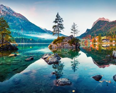 Beautiful autumn scene of Hintersee lake( Andrew Mayovskyy)s