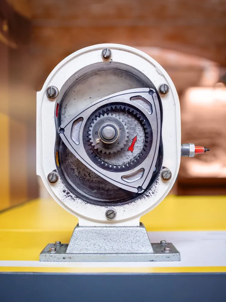 Internal combustion Wankel engine, rotor cross section(Roman Belogorodov)s