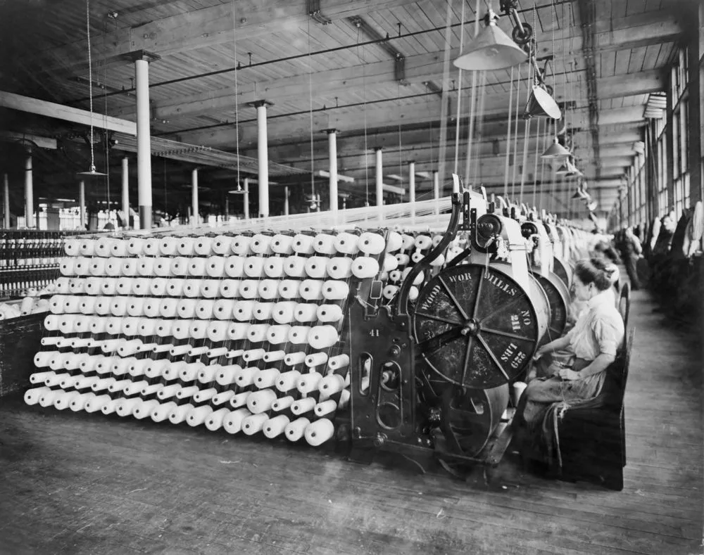 Women working at textile machines(Everett Historical)s