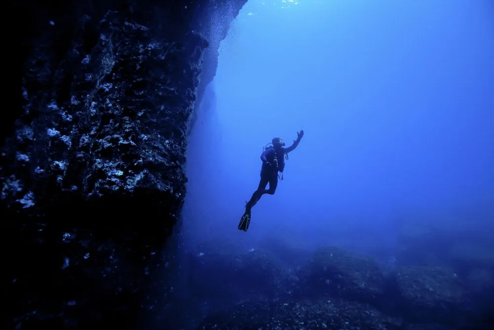 Blue Holes: What Lies At The Bottom Of A Blue Hole?