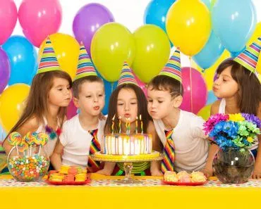 Group of joyful little kids celebrating birthday party(Svitlana Bezuhlova)s