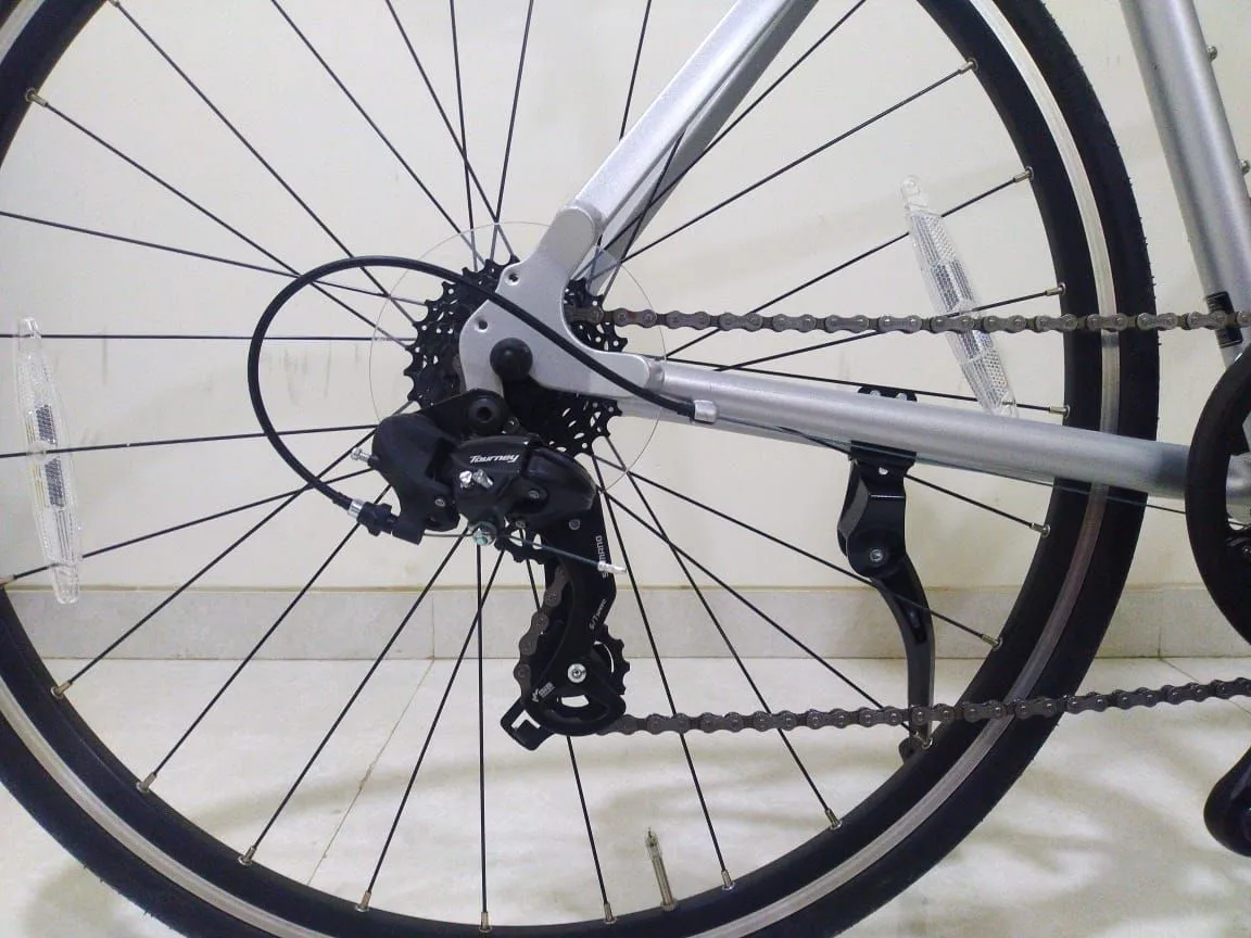 Higher gears cause the chain to tighten and the tensioner pulley to move towards the guide pulley