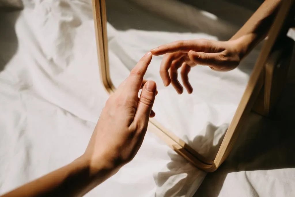 reflection-hand-mirror-finger-sun-light-conceptual-touching_t20_omOwzR