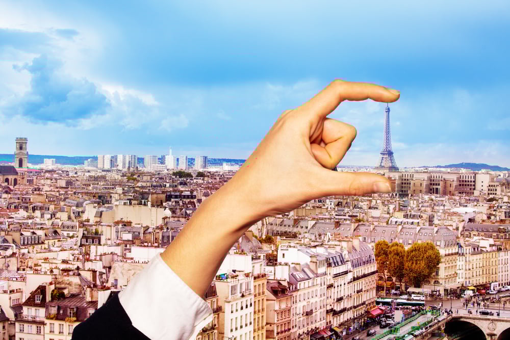 Hand,Hold,Between,Fingers,Eifel,Tower,In,Paris