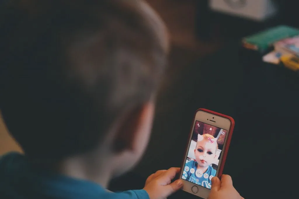 snapchat-kid_t20_09lpjB