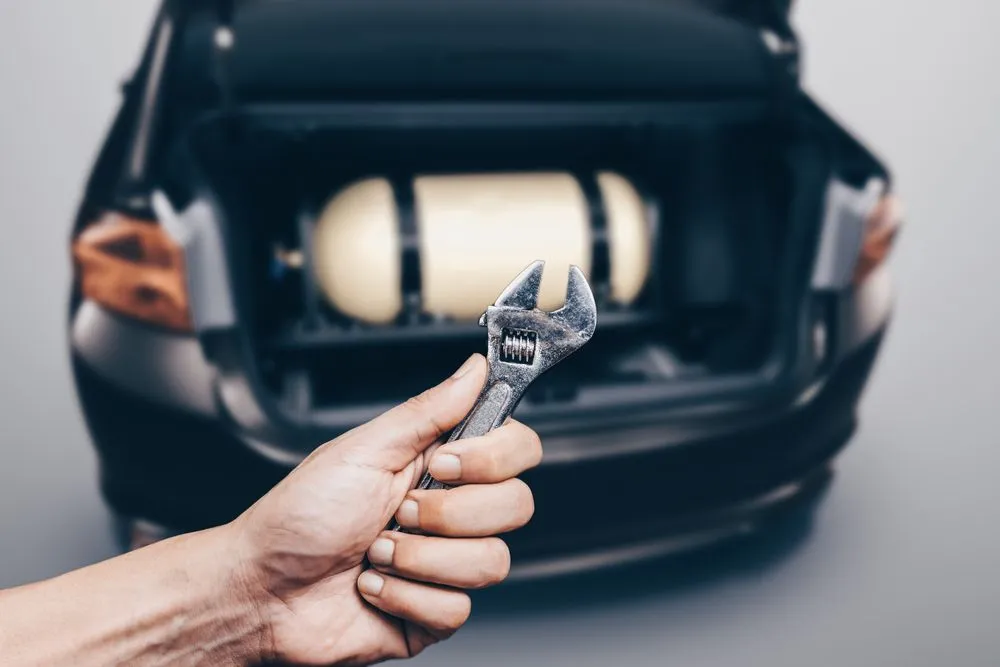 The,Installation,Of,A,Gas,Cylinder,For,Ngv,In,The