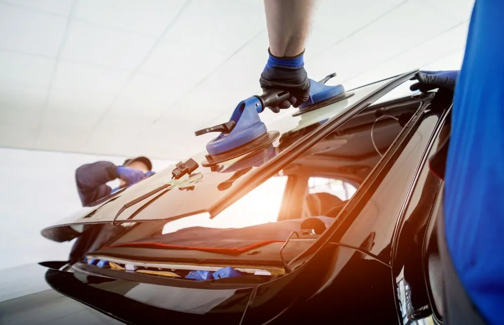 Automobile,Special,Workers,Replacing,Windscreen,Or,Windshield,Of,A,Car
