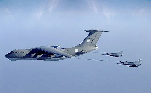 Pakistan_Air_Force_IL-78_&_Dassault_Mirage-III