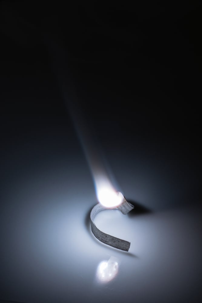 Magnesium,Burns,With,Bright,White,Flame