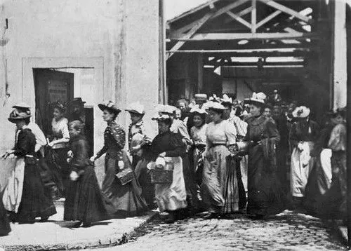 A still from Workers leaving the Lumière factory