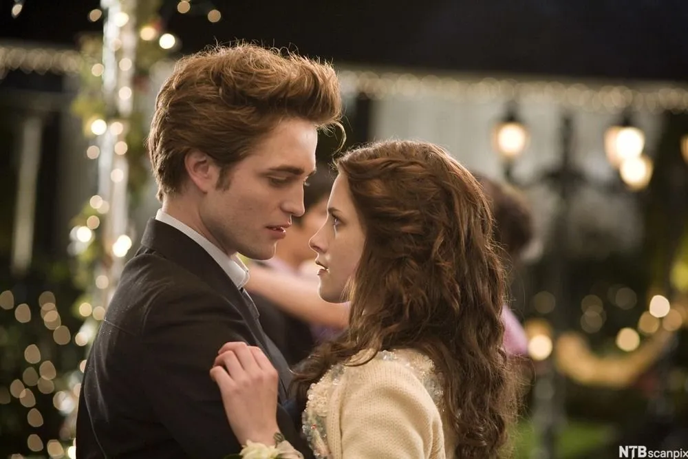 Film - Twilight - Prom Scene. Bella Swan (Kristen Stewart) and Edward Cullen (Robert Pattinson) in a scene from the 2008 film 'Twilight'. URN:15048436Film - Twilight - Prom Scene. Bella Swan (Kristen Stewart) and Edward Cullen (Robert Pattinson) in a scene from the 2008 film 'Twilight'. URN:15048436