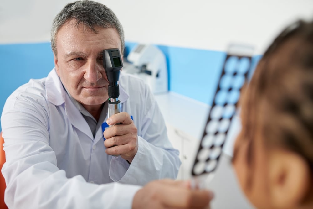 Senior,Experienced,Ophthalmologist,Using,Retinoscopy,And,Retinoscopy,Rack,During,Eyes