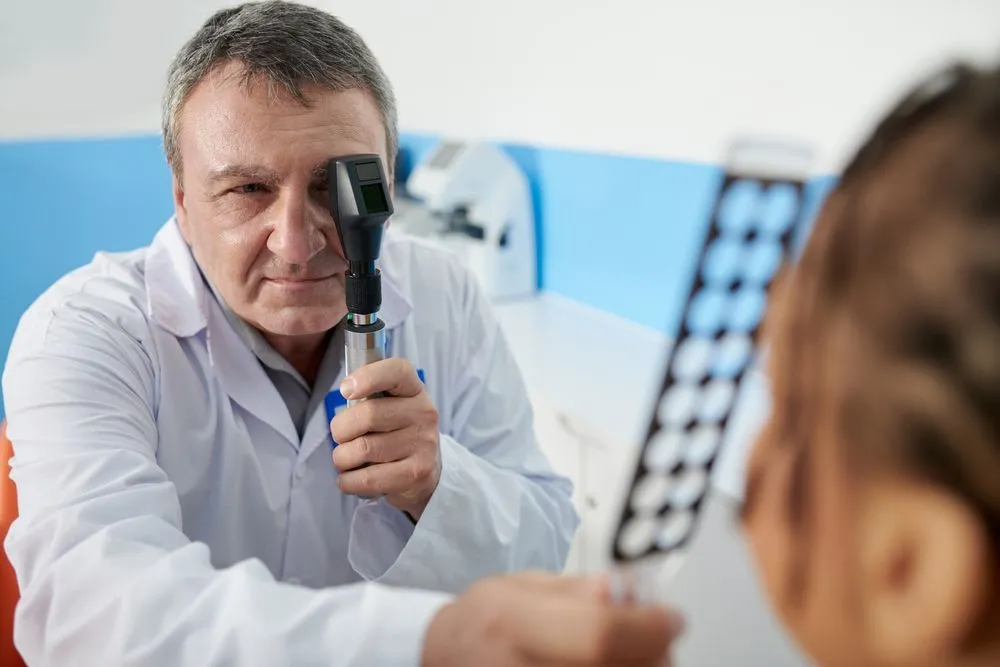 Senior,Experienced,Ophthalmologist,Using,Retinoscopy,And,Retinoscopy,Rack,During,Eyes