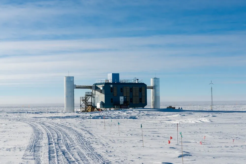 An image of the IceCube neutrino observatory located at the South Pole. (Credits: Jeff Warneck/Shutterstock)