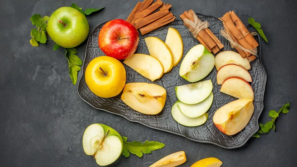 Apples are usually red, green, or yellow skinned with white flesh (Credits: kamranaydinov/Freepik)