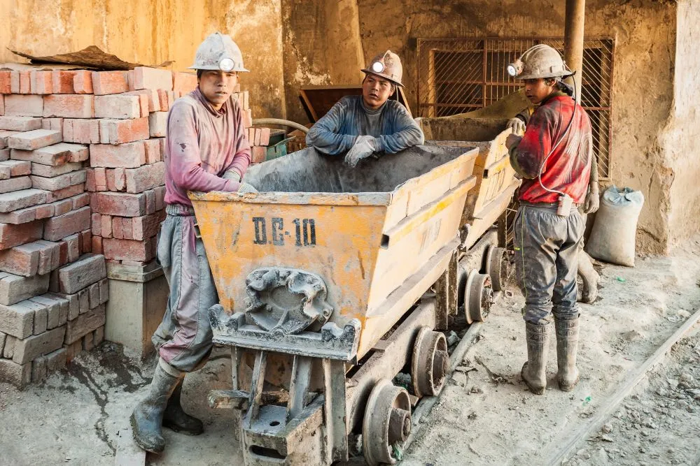 Weber has not considered socioeconomic factors that play a role in setting up industries. Lax labor law implementation helps companies reduce costs, for example. (Credits: saiko3p/Freepik)