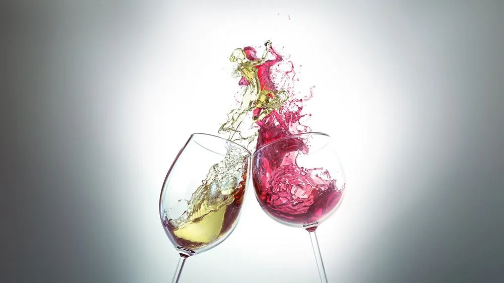 A white wine glass is narrower than a red wine glass (Credits: anusorn_nakdee/Freepik)