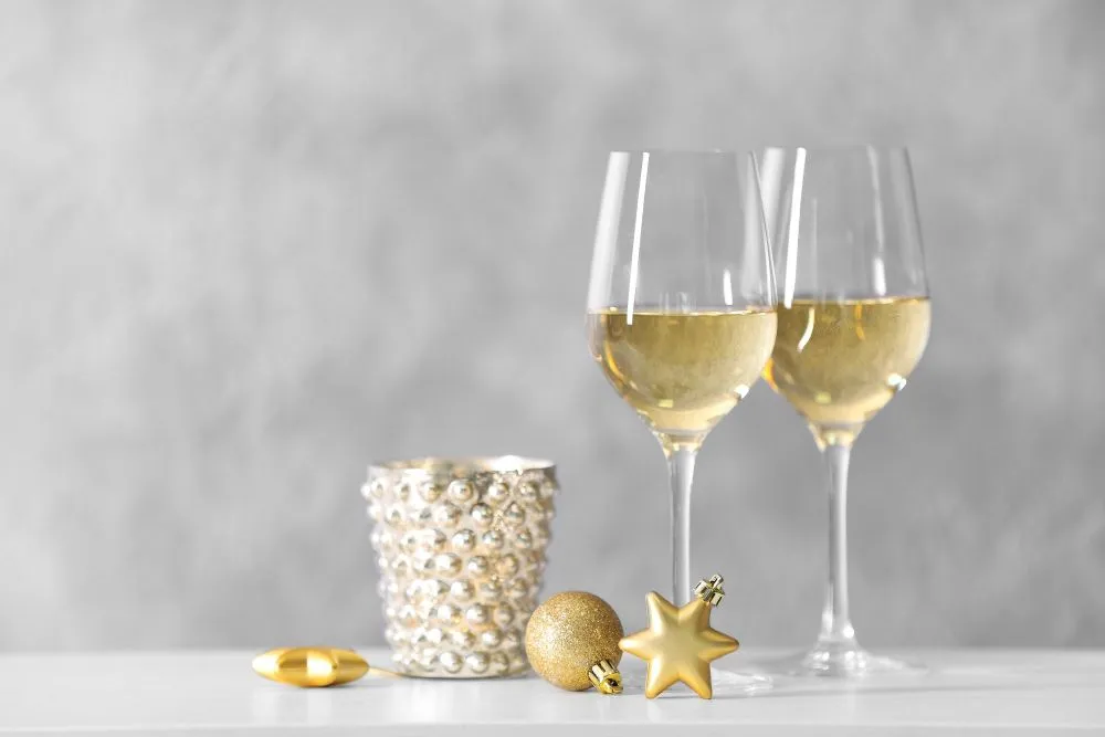 White wine glasses are U-shaped and upright, with narrower openings (Credits: pixel-shot.com/Freepik)