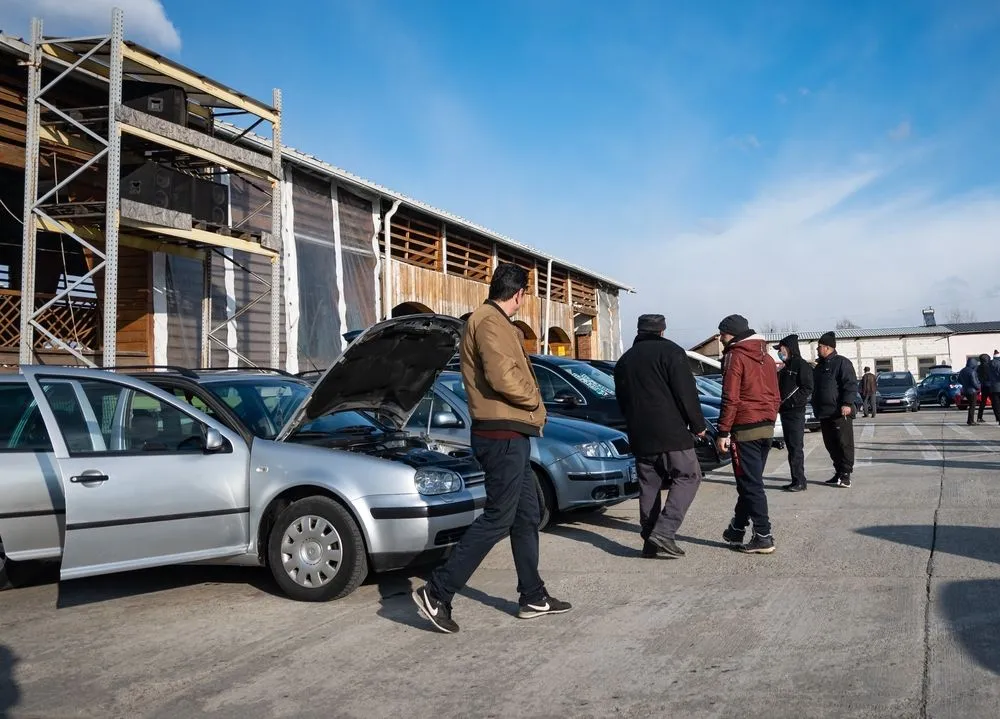 Akerlof uses the example of the used car market to convey the impact of asymmetric information prevalent in the market. (Credits: Bogdan Vacarciuc/Shutterstock)
