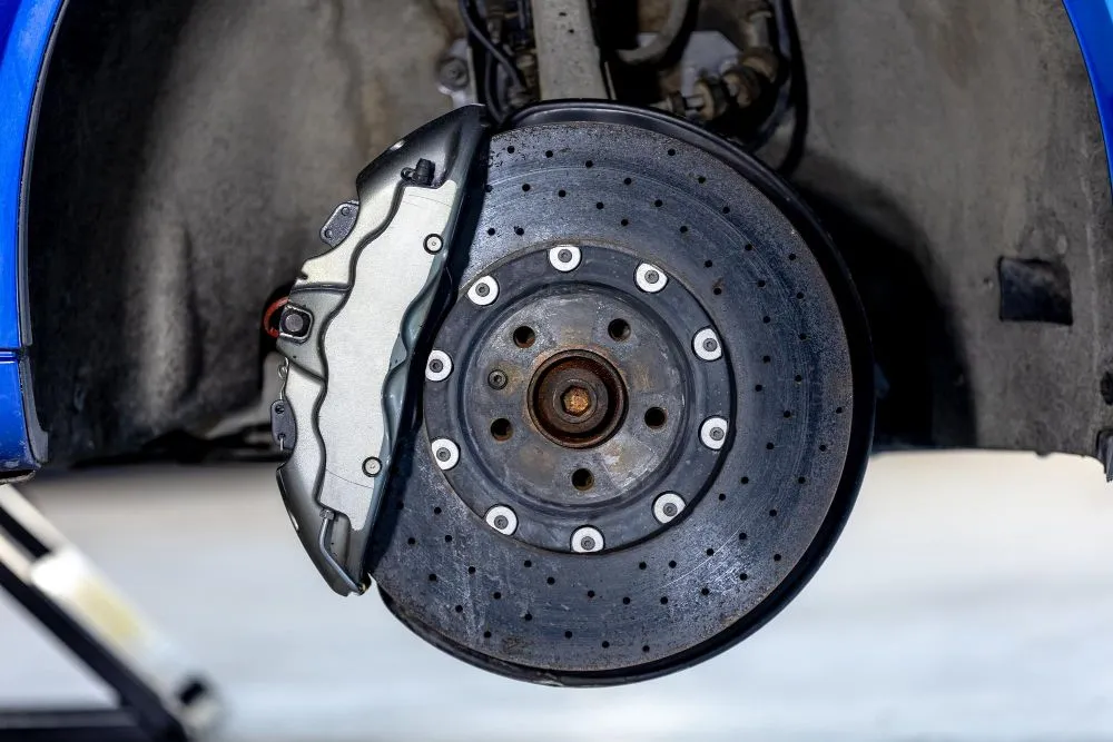Modern cars use disc brakes, which can get very hot while braking. (Credits: pholigo/Freepik)