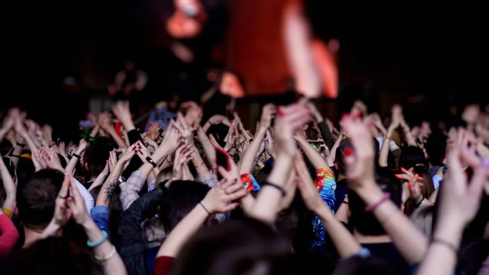 Audience clapping in a concert. (Credits: natali_brill/Freepik)