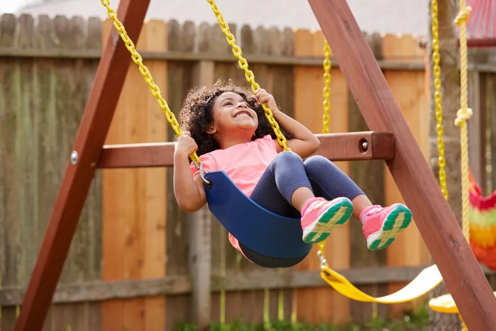 An example of oscillatory motion from our daily life. A kid swinging on a swing. (Credits: lunamarina/Freepik)