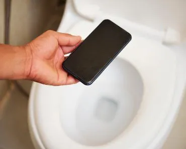 Are Mobile Phones Really 10 Times Dirtier Than Toilet Seats?