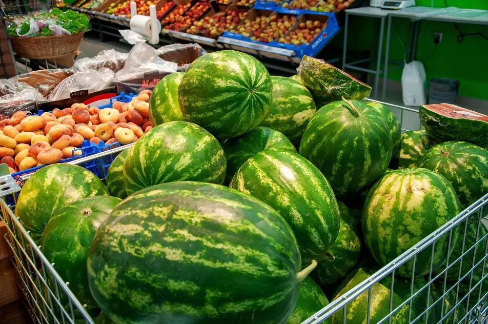 Supermarkets in the US display watermelons in large bins (Credits: pavelmastevenov/Freepik)
